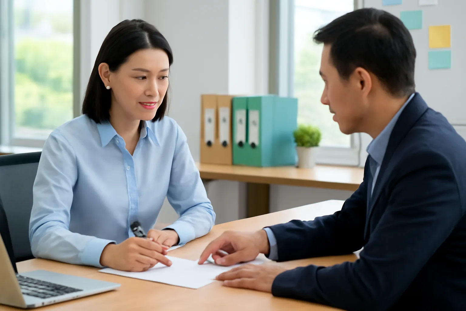 Kế toán và giám đốc soạn văn bản giải trình với hai màn hình máy tính và tập chứng từ đánh số